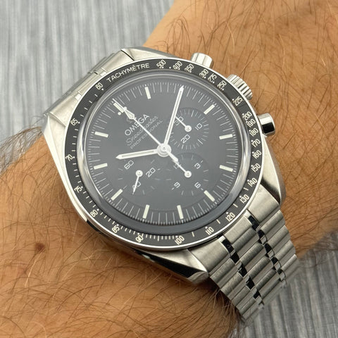 Omega Speedmaster Professional Moonwatch Ref. 31030425001002 | Full-Set 02/2024 | Omega Garantie 02/2029 | Handaufzug | Saphirglas | Glasboden | 42mm | Chronograph | Black Dial | VIP