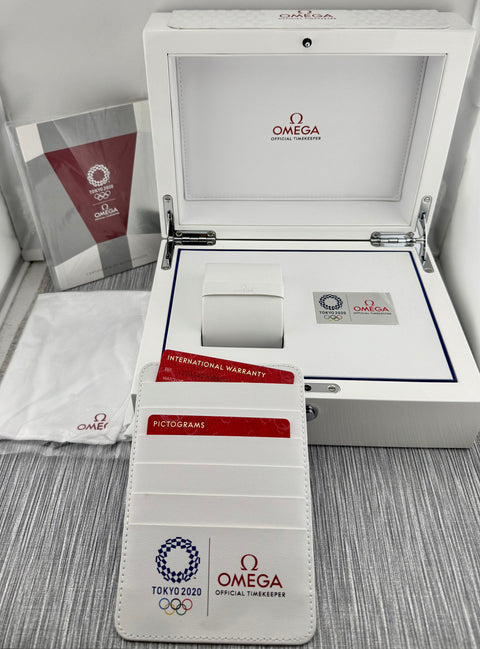 Omega Speedmaster Moonwatch Tokyo 2020 „Rising Sun“ Ref. 52230423006001 | Full-Set 10/2024 | Limited Edition 2020 | 42mm | Rare | Top