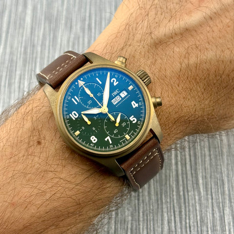 IWC Pilots Watch Chronograph Spitfire Ref. IW387902 | Full-Set 02/2026 | IWC Garantie 02/2024 | Unworn | Bronze | Green Dial | Top