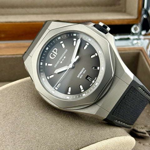Girard-Perregaux Laureato Absolute Ti 230 Grey Edition Ref. 81070-21-001-FB6A | Full-Set 10/2021 | Limited Edition | GP Garantie 10/2026 | 230pcs | Titan | 44mm
