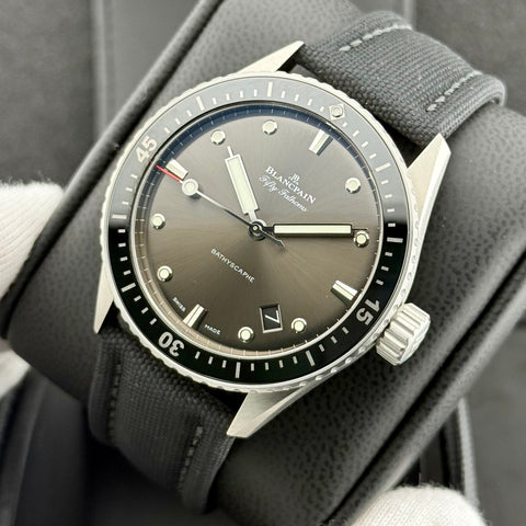 Die Blancpain Fifty Fathoms Bathyscape Ref. 5000-1110-B52A | Full-Set 01/2024 | Unworn | Ungetragen | 43mm | Grey Dial | Top