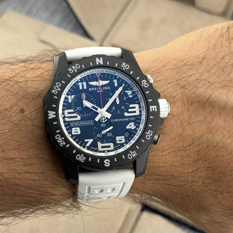 Breitling Endurance Pro 44 Ref. X82310A71B1S1 | Full-Set 2023 | Quartz | Weiß | 44mm | Top
