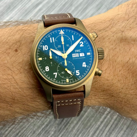 IWC Pilots Watch Chronograph Spitfire Ref. IW387902 | Full-Set 02/2026 | IWC Garantie 02/2024 | Unworn | Bronze | Green Dial | Top