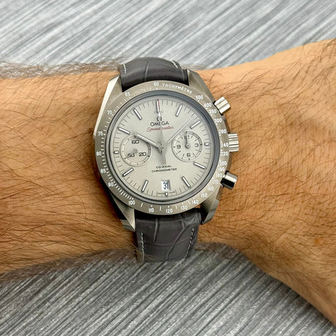 Omega Speedmaster Grey Side of the Moon Chronograph Ref. 31193445199001 | Full-Set 08/2025 | Omega Garantie 08/2030 | 44,25mm | Keramik | Unworn
