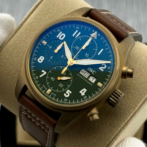 IWC Pilots Watch Chronograph Spitfire Ref. IW387902 | Full-Set 02/2026 | IWC Garantie 02/2024 | Unworn | Bronze | Green Dial | Top