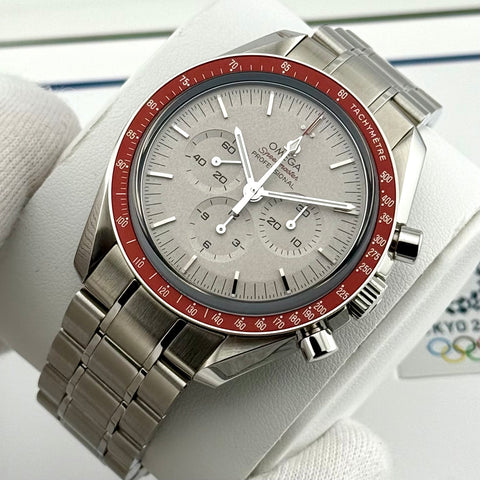Omega Speedmaster Moonwatch Tokyo 2020 „Rising Sun“ Ref. 52230423006001 | Full-Set 10/2024 | Limited Edition 2020 | 42mm | Rare | Top
