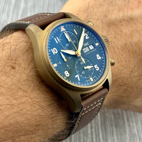 IWC Pilots Watch Chronograph Spitfire Ref. IW387902 | Full-Set 02/2026 | IWC Garantie 02/2024 | Unworn | Bronze | Green Dial | Top