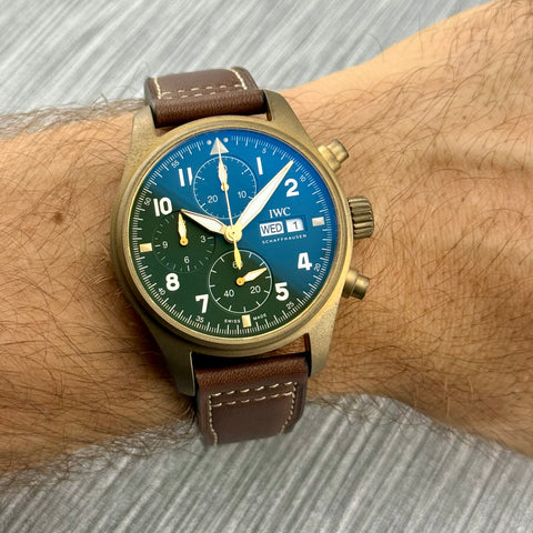 IWC Pilots Watch Chronograph Spitfire Ref. IW387902 | Full-Set 02/2026 | IWC Garantie 02/2024 | Unworn | Bronze | Green Dial | Top