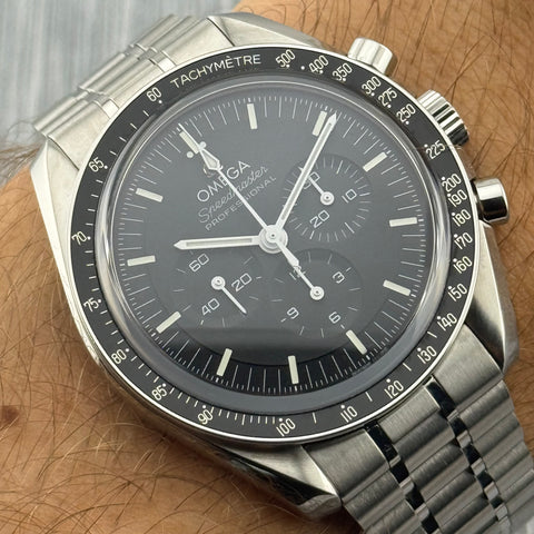 Omega Speedmaster Professional Moonwatch Ref. 31030425001002 | Full-Set 02/2024 | Omega Garantie 02/2029 | Handaufzug | Saphirglas | Glasboden | 42mm | Chronograph | Black Dial | VIP