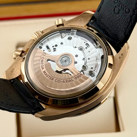 Omega Speedmaster Moonphase Ref. 304.63.44.52.01.001 | Full-Set 02/2025 | Garantie 02/2030 | 18k Roségold | 44,25mm | Top