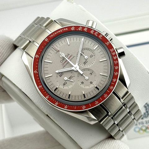 Omega Speedmaster Moonwatch Tokyo 2020 „Rising Sun“ Ref. 52230423006001 | Full-Set 10/2024 | Limited Edition 2020 | 42mm | Rare | Top
