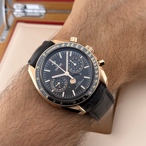 Omega Speedmaster Moonphase Ref. 304.63.44.52.01.001 | Full-Set 02/2025 | Garantie 02/2030 | 18k Roségold | 44,25mm | Top