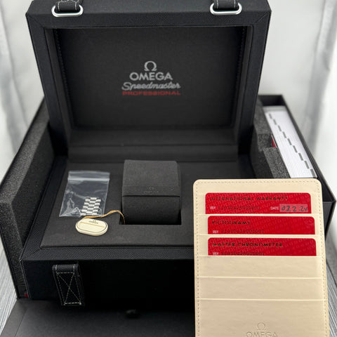 Omega Speedmaster Professional Moonwatch Ref. 31030425001002 | Full-Set 02/2024 | Omega Garantie 02/2029 | Handaufzug | Saphirglas | Glasboden | 42mm | Chronograph | Black Dial | VIP