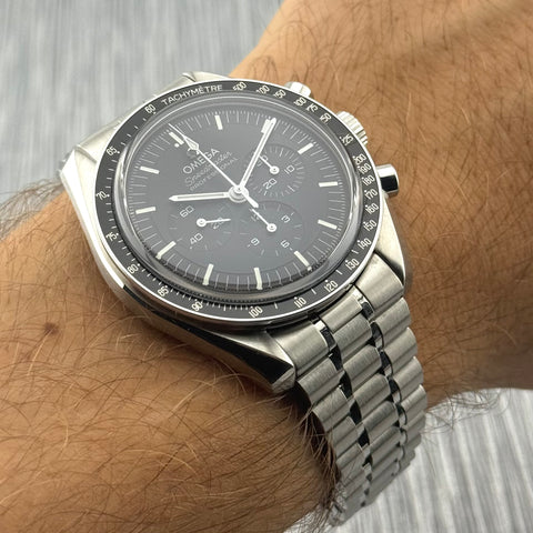 Omega Speedmaster Professional Moonwatch Ref. 31030425001002 | Full-Set 02/2024 | Omega Garantie 02/2029 | Handaufzug | Saphirglas | Glasboden | 42mm | Chronograph | Black Dial | VIP