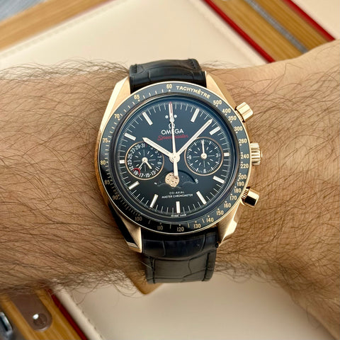 Omega Speedmaster Moonphase Ref. 304.63.44.52.01.001 | Full-Set 02/2025 | Garantie 02/2030 | 18k Roségold | 44,25mm | Top