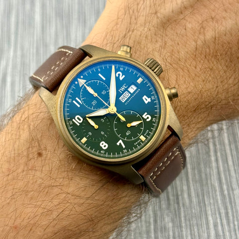 IWC Pilots Watch Chronograph Spitfire Ref. IW387902 | Full-Set 02/2026 | IWC Garantie 02/2024 | Unworn | Bronze | Green Dial | Top