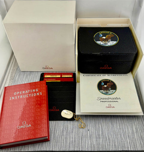 Omega Speedmaster Apollo 11 35th Anniversary Ref. 35693100 | Full-Set 2005 | Serviced 11/2025 | Limited Edition | Panda Dial | 42mm | Handaufzug | Top