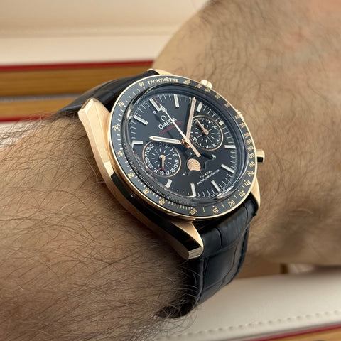 Omega Speedmaster Moonphase Ref. 304.63.44.52.01.001 | Full-Set 02/2025 | Garantie 02/2030 | 18k Roségold | 44,25mm | Top