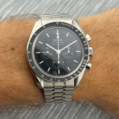 Omega Speedmaster Professional Moonwatch Ref. 31030425001002 | Full-Set 02/2024 | Omega Garantie 02/2029 | Handaufzug | Saphirglas | Glasboden | 42mm | Chronograph | Black Dial | VIP