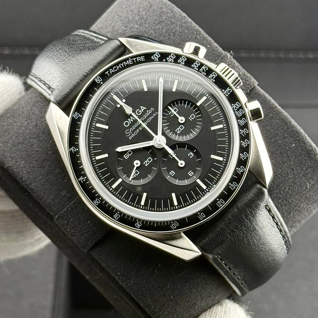 Omega Speedmaster Moonwatch Chronograph Ref. 31032425001002 | Full-Set 11/2024 | Omega Garantie 11/2029 | Handaufzug