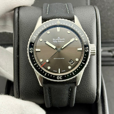 Die Blancpain Fifty Fathoms Bathyscape Ref. 5000-1110-B52A | Full-Set 01/2024 | Unworn | Ungetragen | 43mm | Grey Dial | Top